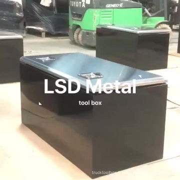 Camion sous la boîte à outils de stockage en métal noir